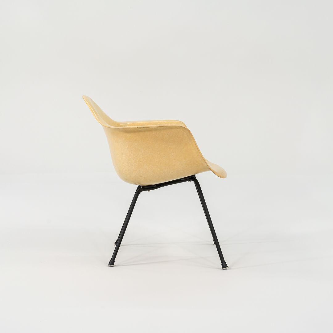 Americano C. 1953 Herman Miller Eames Sedia MAX con bracci in fibra di vetro e base a X nera in vendita