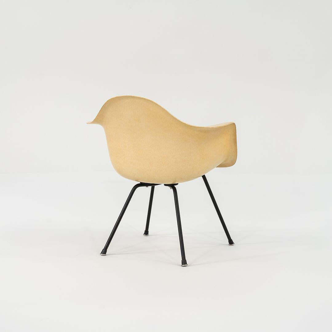 C. 1953 Herman Miller Eames Sedia MAX con bracci in fibra di vetro e base a X nera In condizioni buone in vendita a Philadelphia, PA