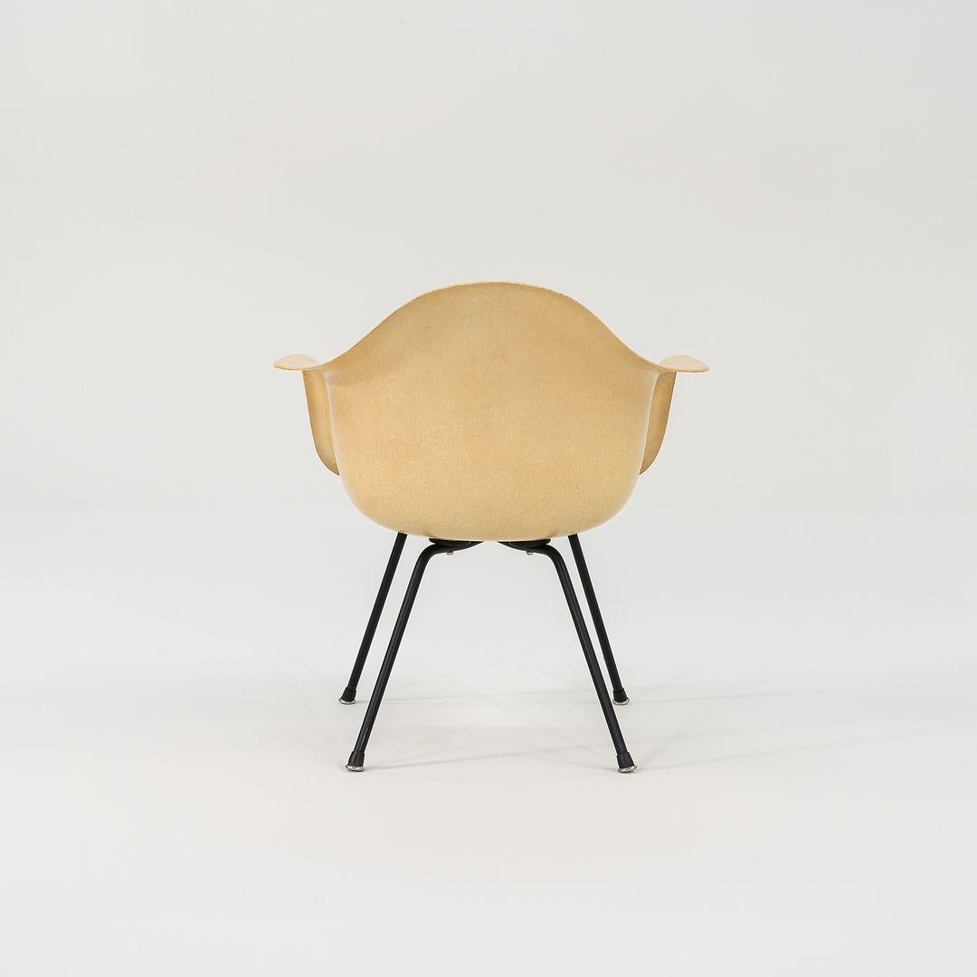 Metà XX secolo C. 1953 Herman Miller Eames Sedia MAX con bracci in fibra di vetro e base a X nera in vendita