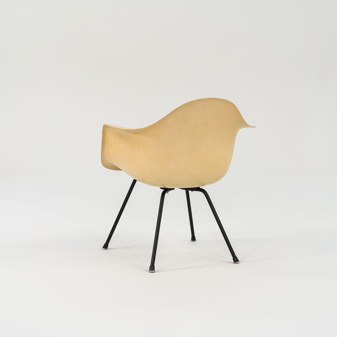 Ferro C. 1953 Herman Miller Eames Sedia MAX con bracci in fibra di vetro e base a X nera in vendita