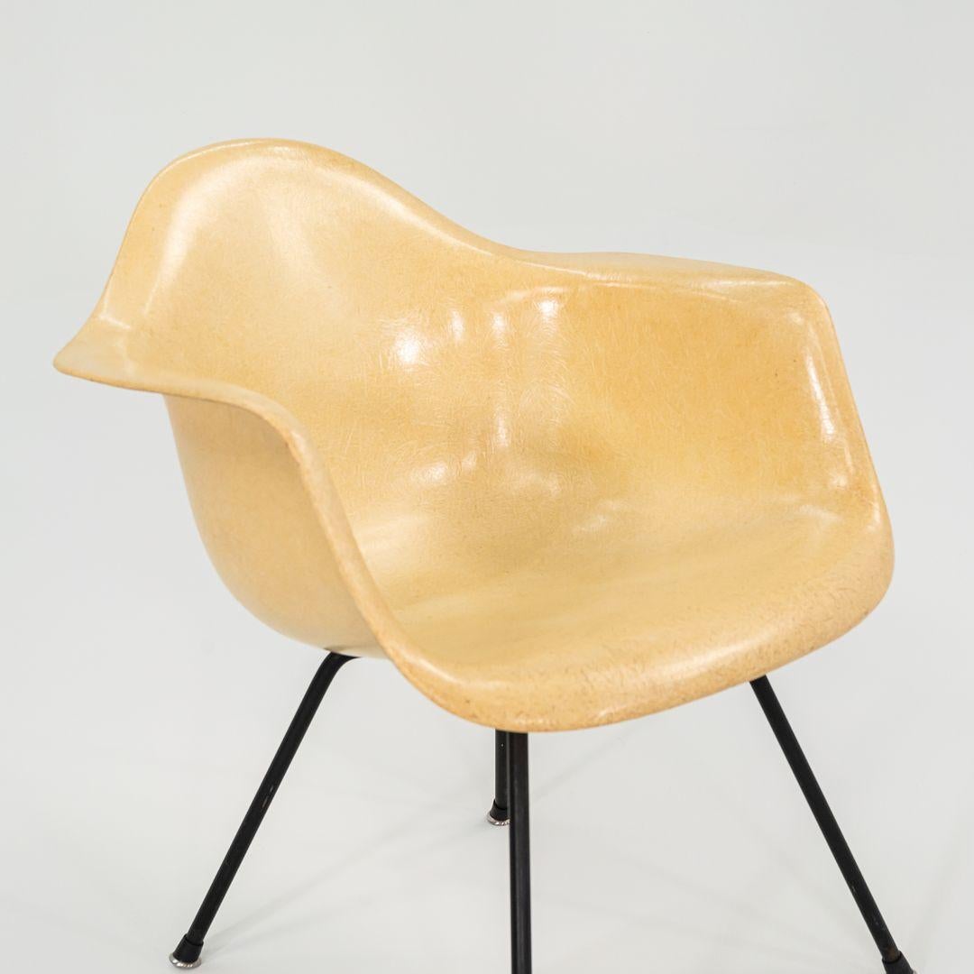 C. 1953 Herman Miller Eames Sedia MAX con bracci in fibra di vetro e base a X nera in vendita 1