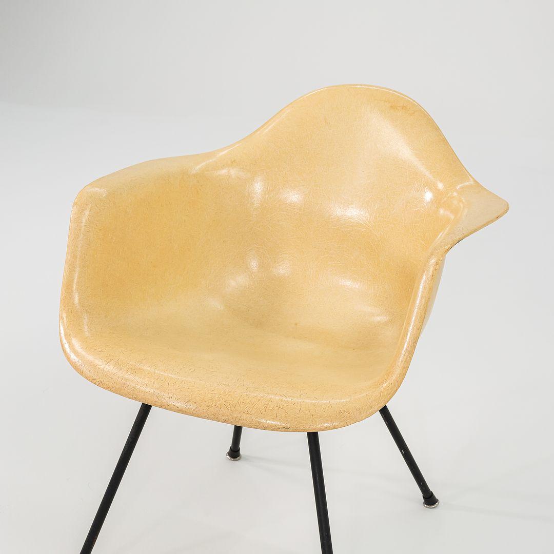 C. 1953 Herman Miller Eames Sedia MAX con bracci in fibra di vetro e base a X nera in vendita 2