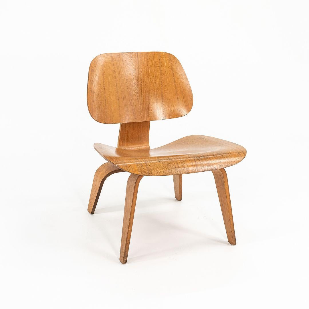 Se trata de una Silla Lounge LCW, diseñada originalmente por Charles and Ray Eames en 1948. Se trata de uno de los primeros ejemplares de Herman Miller con el patrón de tornillos 5-2-4, que data de hacia 1953. La silla está hecha de fresno calicó, y