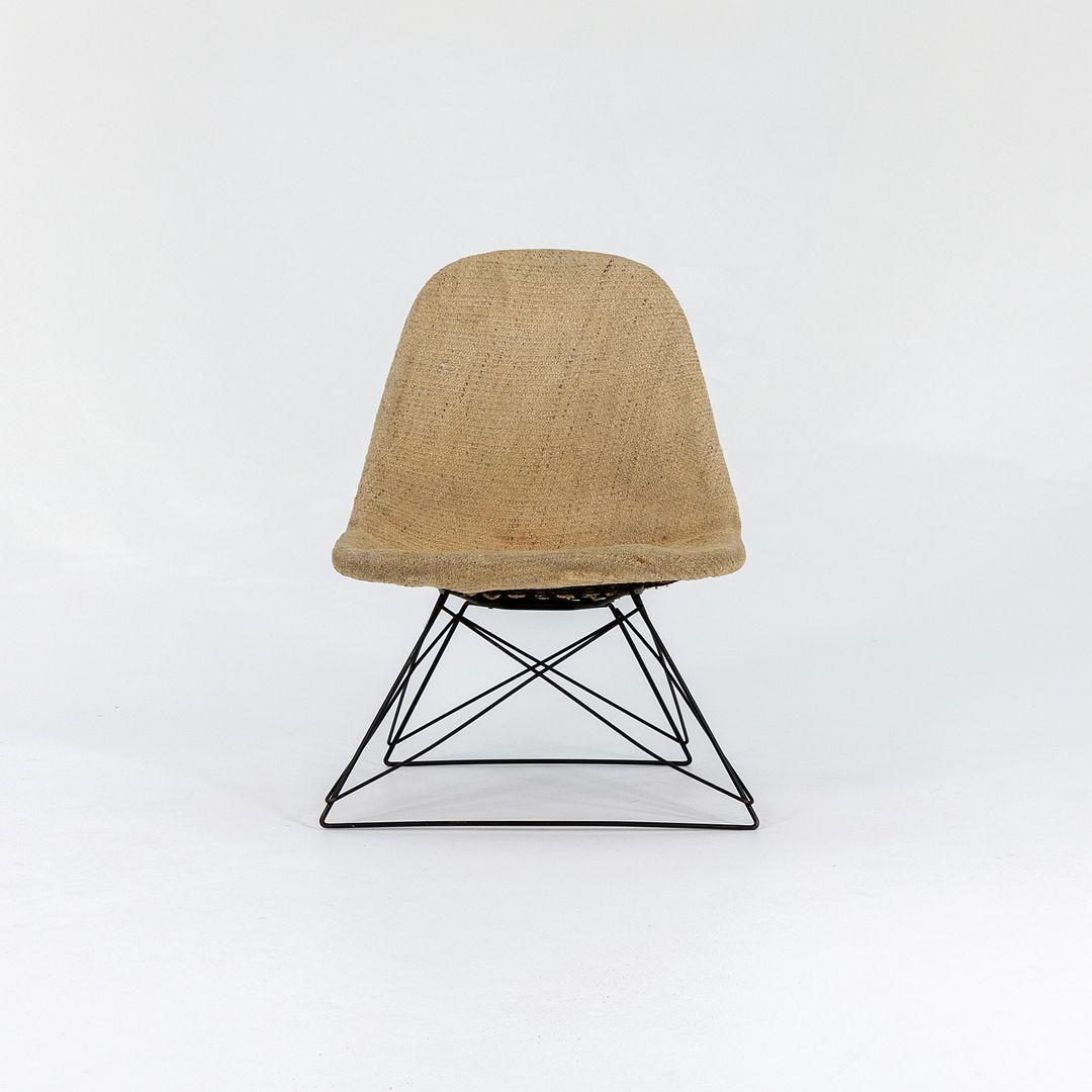 Il s'agit d'une paire de chaises d'appoint en fil de fer LKR avec de rares bases de salon 