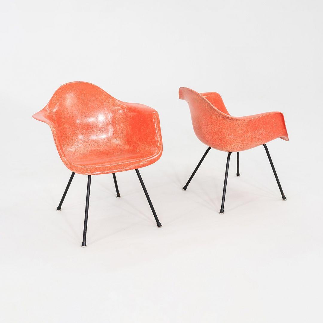 Si tratta di una prima coppia di poltrone MAX, progettate inizialmente da Charles e Ray Eames nel 1953. Questa particolare coppia di sedie è stata prodotta da Zenith e Herman Miller negli Stati Uniti nel 1953 circa. Il prezzo indicato comprende la