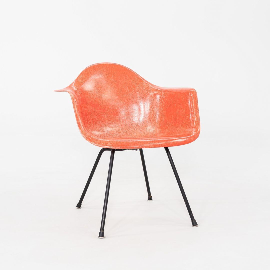 C. 1953 Coppia di sedie Herman Miller Eames Zenith MAX in fibra di vetro con bracci a conchiglia In condizioni buone in vendita a Philadelphia, PA