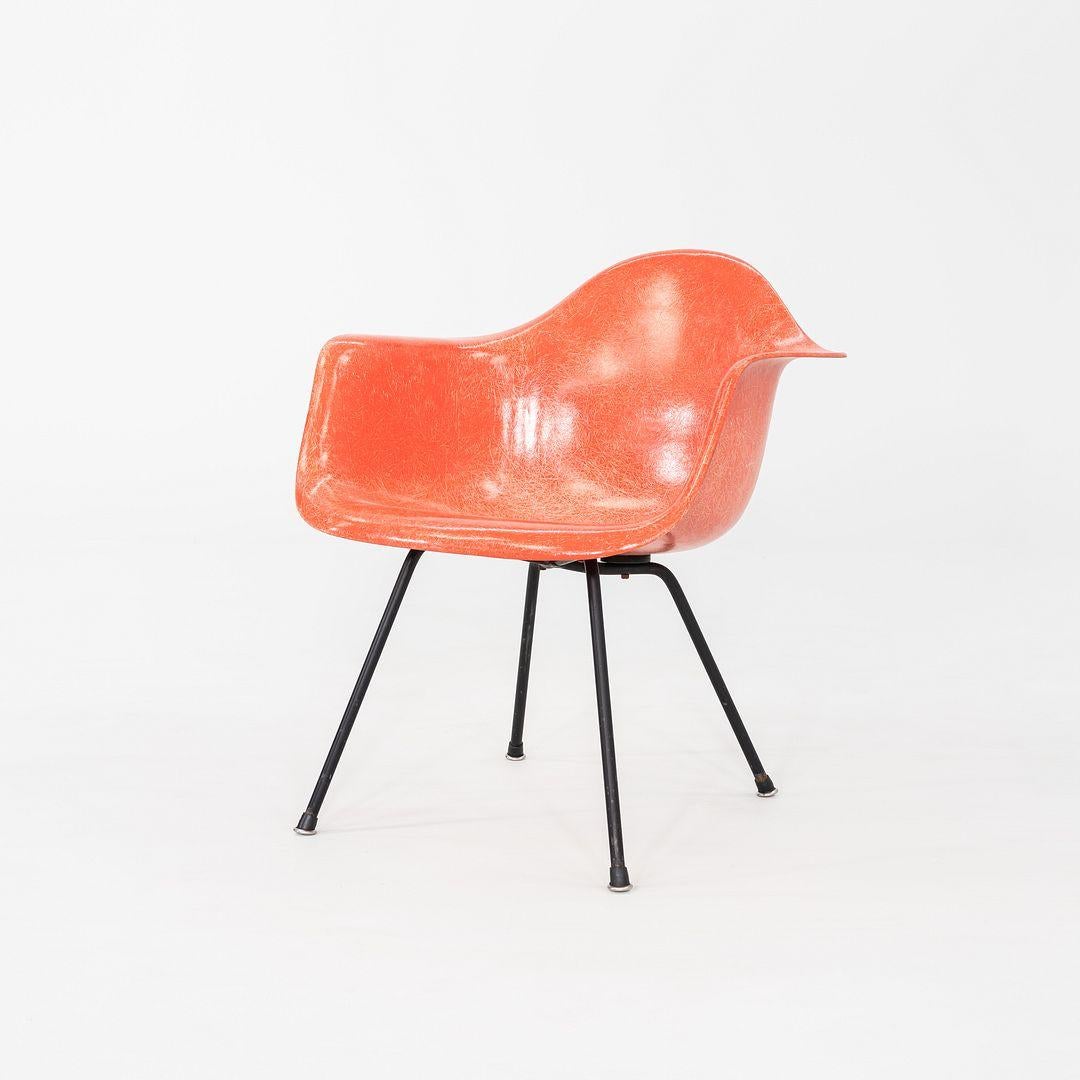Metà XX secolo C. 1953 Coppia di sedie Herman Miller Eames Zenith MAX in fibra di vetro con bracci a conchiglia in vendita