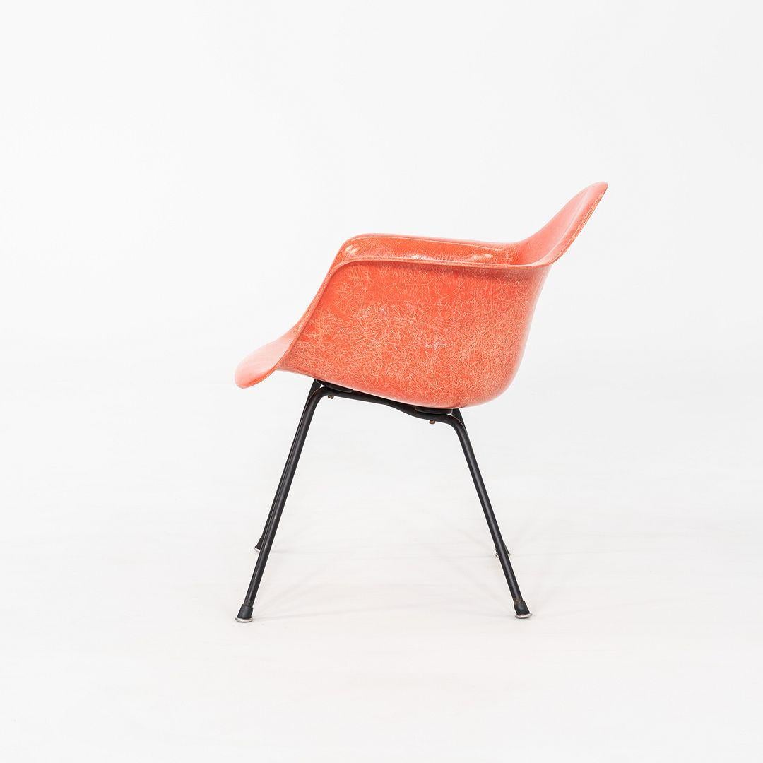 Vetroresina C. 1953 Coppia di sedie Herman Miller Eames Zenith MAX in fibra di vetro con bracci a conchiglia in vendita