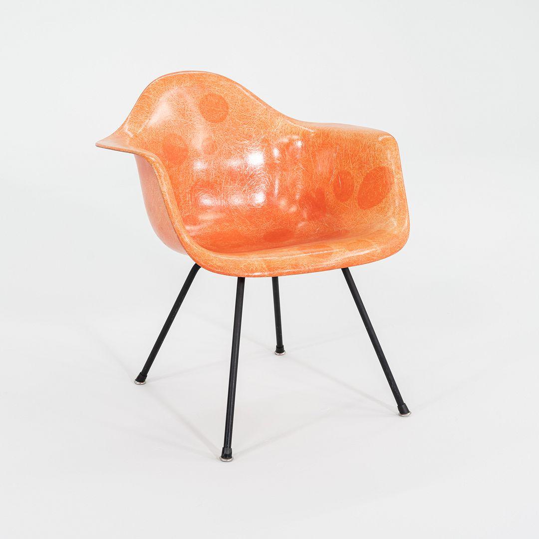 Dies ist ein Eames MAX Armschalenstuhl, der ursprünglich von Ray und Charles Eames in den 1950er Jahren entworfen wurde. Dieses Exemplar wurde von Herman Miller in den USA um 1954 hergestellt. Der Stuhl besteht aus einer Sitzschale aus Fiberglas in