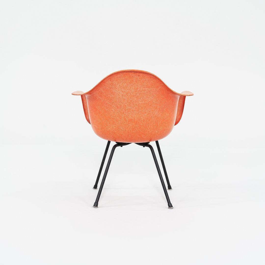 C. 1954 Eames Zenith Herman Miller MAX Arm Shell Chair in Rot/Orange Fiberglas (amerikanisch) im Angebot