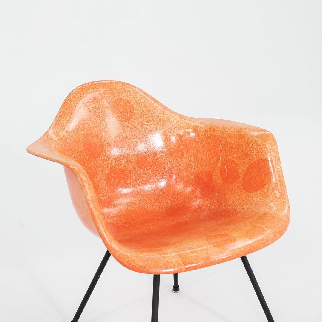 C. 1954 Eames Zenith Herman Miller MAX Arm Shell Chair in Rot/Orange Fiberglas (Mitte des 20. Jahrhunderts) im Angebot