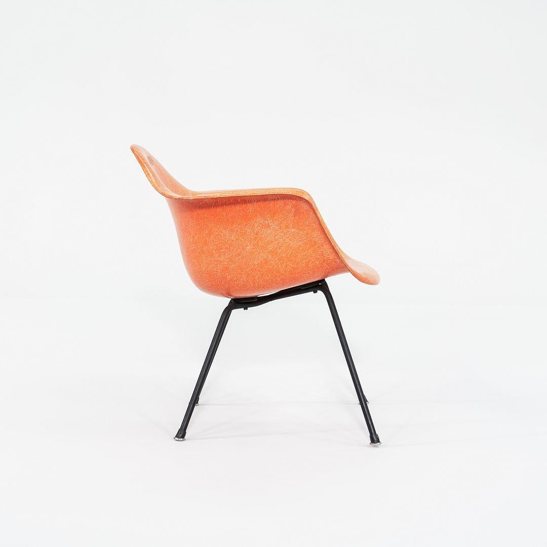 C. 1954 Eames Zenith Herman Miller MAX Arm Shell Chair in Rot/Orange Fiberglas (Glasfaser) im Angebot