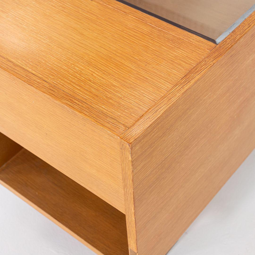 C. 1954 George Nelson For Herman Miller End Table/Cabinet With Glass Top (Table d'appoint/armoire pour Herman Miller avec plateau en verre) en vente 3