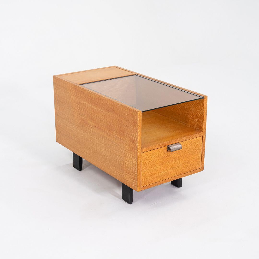 Moderne C. 1954 George Nelson For Herman Miller End Table/Cabinet With Glass Top (Table d'appoint/armoire pour Herman Miller avec plateau en verre) en vente