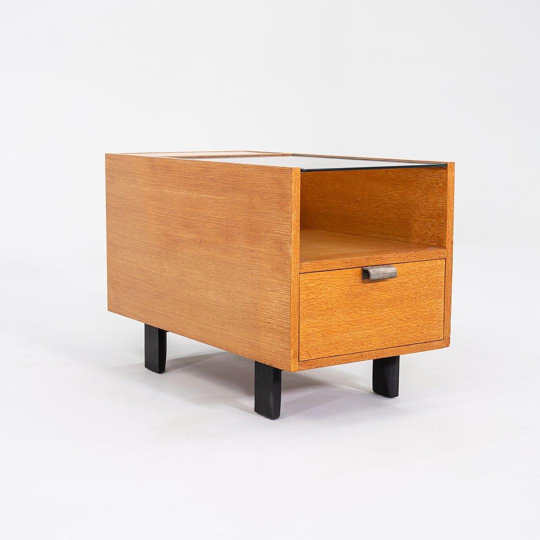 Américain C. 1954 George Nelson For Herman Miller End Table/Cabinet With Glass Top (Table d'appoint/armoire pour Herman Miller avec plateau en verre) en vente