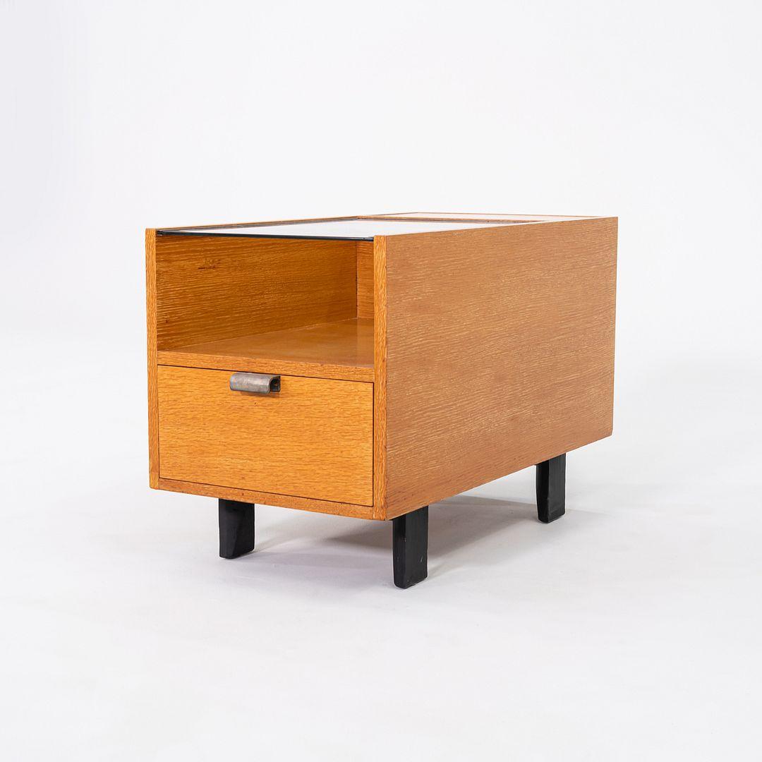 C. 1954 George Nelson For Herman Miller End Table/Cabinet With Glass Top (Table d'appoint/armoire pour Herman Miller avec plateau en verre) Bon état - En vente à Philadelphia, PA