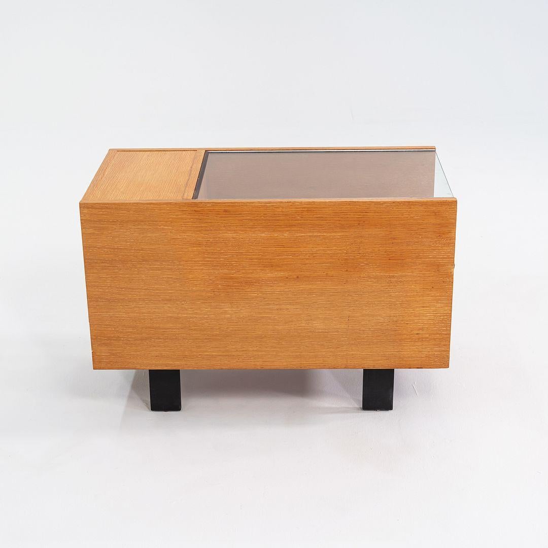 Milieu du XXe siècle C. 1954 George Nelson For Herman Miller End Table/Cabinet With Glass Top (Table d'appoint/armoire pour Herman Miller avec plateau en verre) en vente