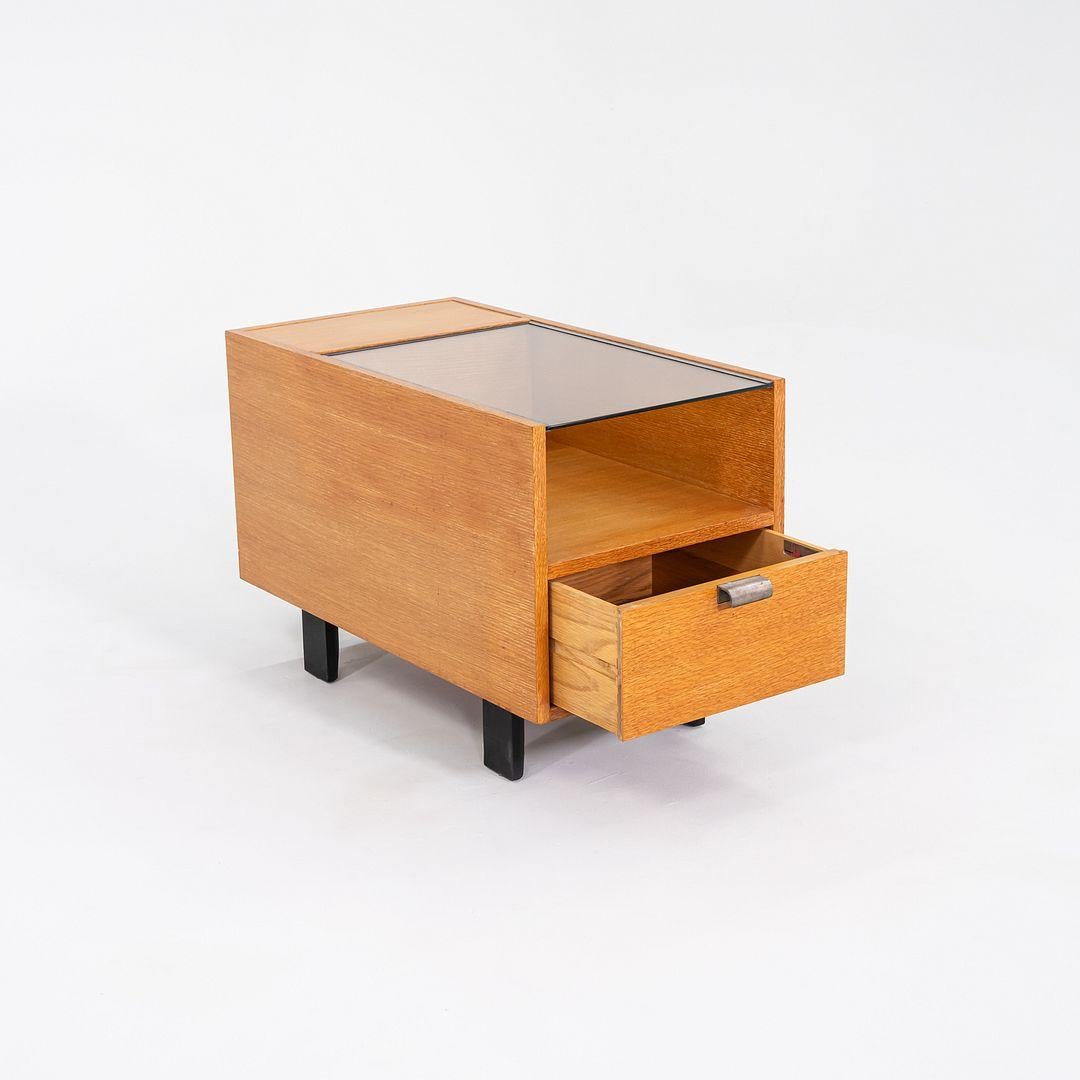 Noyer C. 1954 George Nelson For Herman Miller End Table/Cabinet With Glass Top (Table d'appoint/armoire pour Herman Miller avec plateau en verre) en vente
