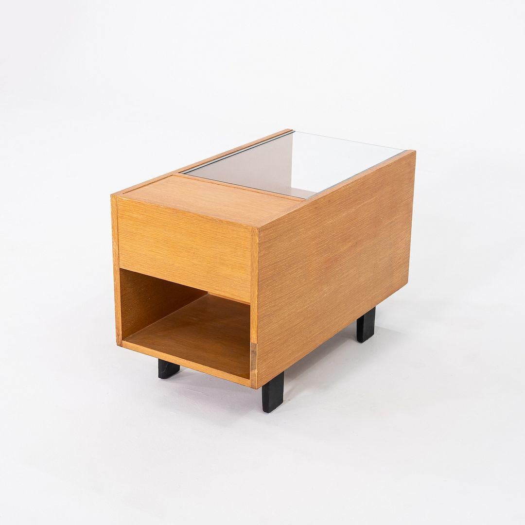 C. 1954 George Nelson For Herman Miller End Table/Cabinet With Glass Top (Table d'appoint/armoire pour Herman Miller avec plateau en verre) en vente 2