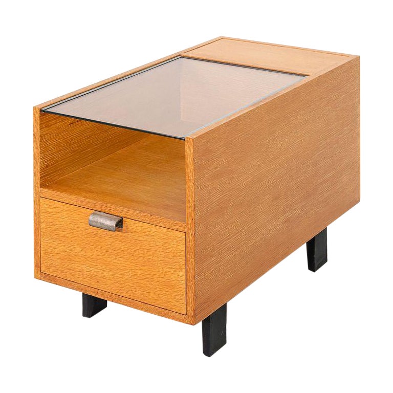 C. 1954 George Nelson For Herman Miller End Table/Cabinet With Glass Top (Table d'appoint/armoire pour Herman Miller avec plateau en verre) en vente