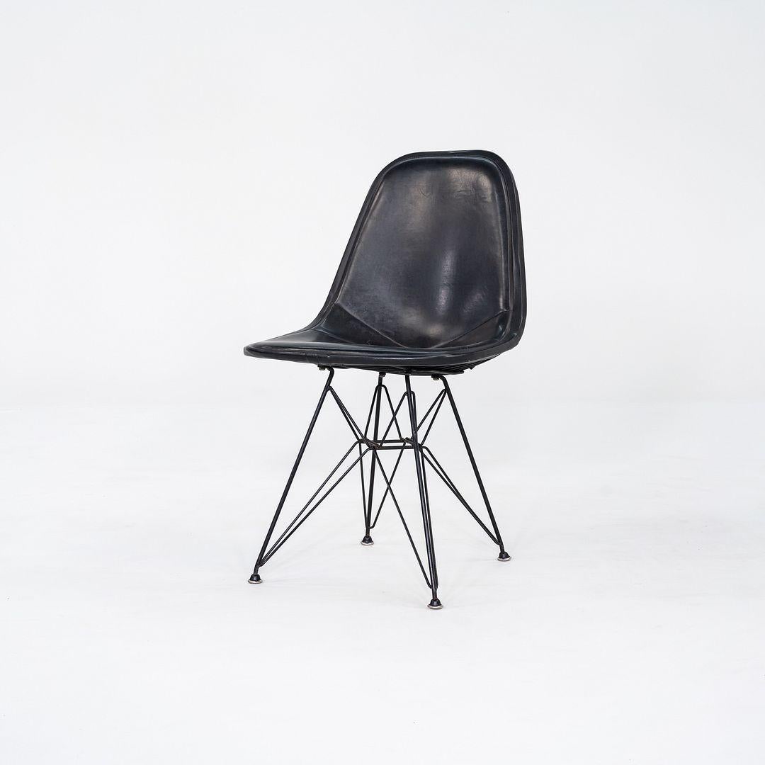 Moderne C. 1954 Herman Miller Eames DKR-1 Wire Dining Side Chair avec Naugahyde noir en vente