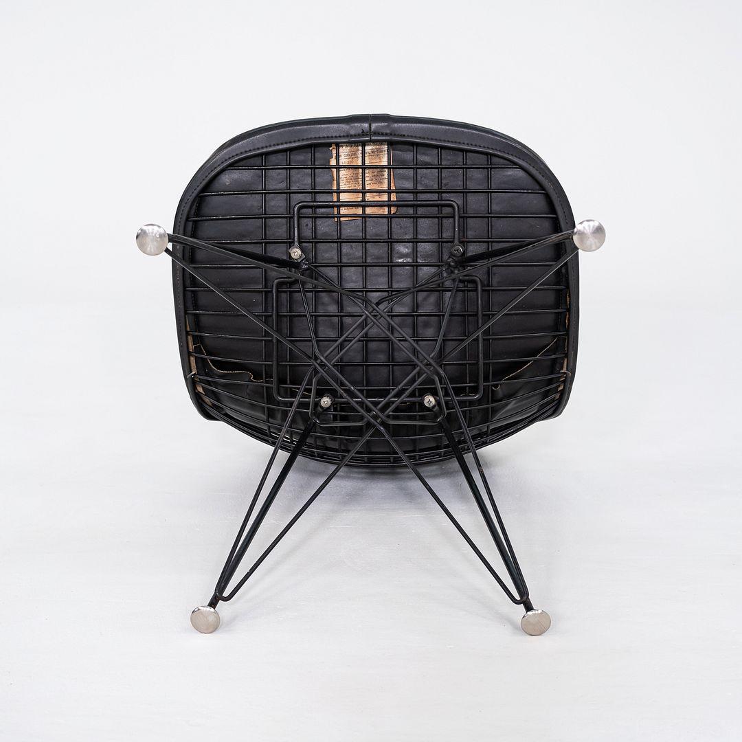 C. 1954 Herman Miller Eames DKR-1 Wire Dining Side Chair avec Naugahyde noir Bon état - En vente à Philadelphia, PA