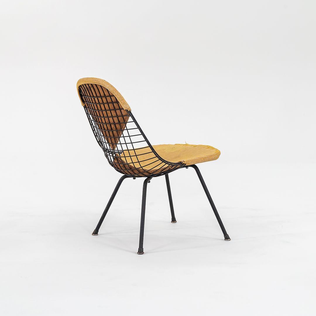 Il s'agit d'une chaise d'appoint LKX-2, conçue à l'origine par Ray et Charles Eames en 1951. Cet exemplaire particulier a été produit par Herman Miller aux Etats-Unis C.C. 1954. La chaise est composée d'une assise en fil d'acier avec un pad bikini