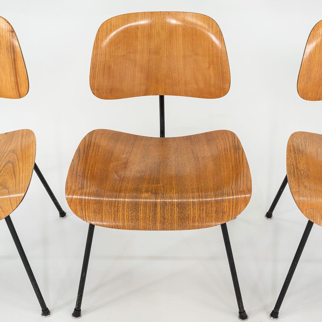 Moderno C. 1954 Set di quattro sedie da pranzo Herman Miller Eames DCM in frassino calico e steele in vendita