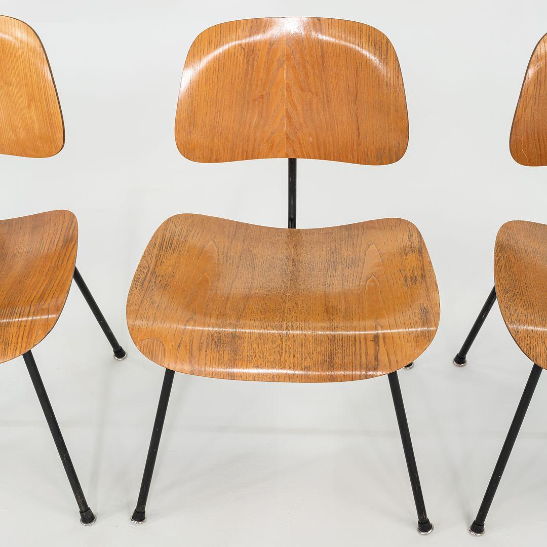 Americano C. 1954 Set di quattro sedie da pranzo Herman Miller Eames DCM in frassino calico e steele in vendita
