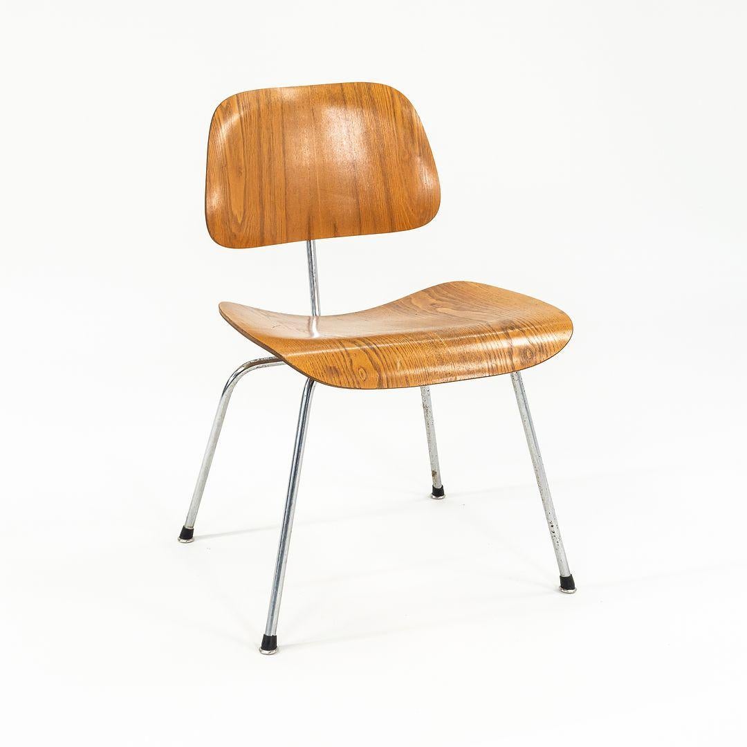 Dies ist ein früher DCM-Stuhl, der 1946 von Charles und Ray Eames entworfen wurde. Das Stück wurde von Herman Miller hergestellt und behält sein Etikett unter dem Sitz. Dieses Exemplar wurde um 1955 hergestellt, was durch das Vorhandensein der