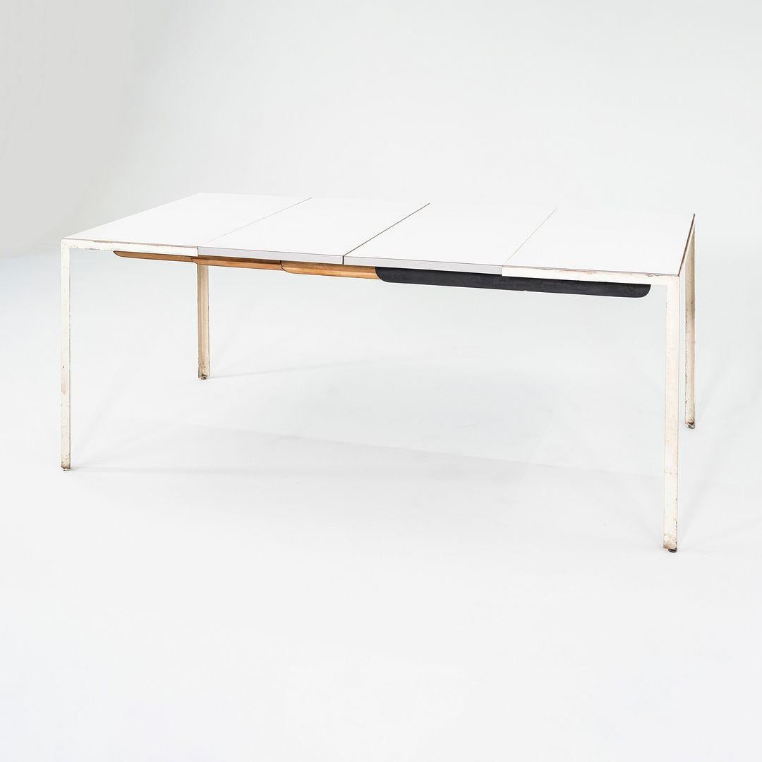 Il s'agit d'une table à manger à rallonge rarement vue, modèle 5757, conçue par George Nelson and Associates pour Herman Miller en 1955. Le meuble est doté d'une base en acier revêtu de poudre blanche avec quatre pieds, et d'un plateau de table en