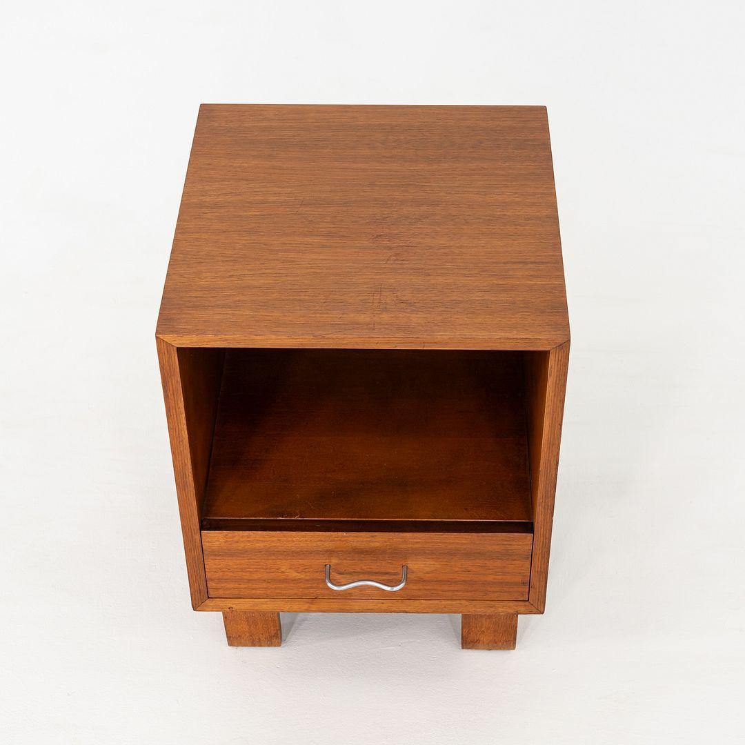 Questo è un comodino/armadio della serie Basic Cabinet di George Nelson, progettato originariamente nel 1946. Questo particolare esemplare è stato prodotto da Herman Miller C. 1955. Questo pezzo è composto da una struttura in noce e presenta un