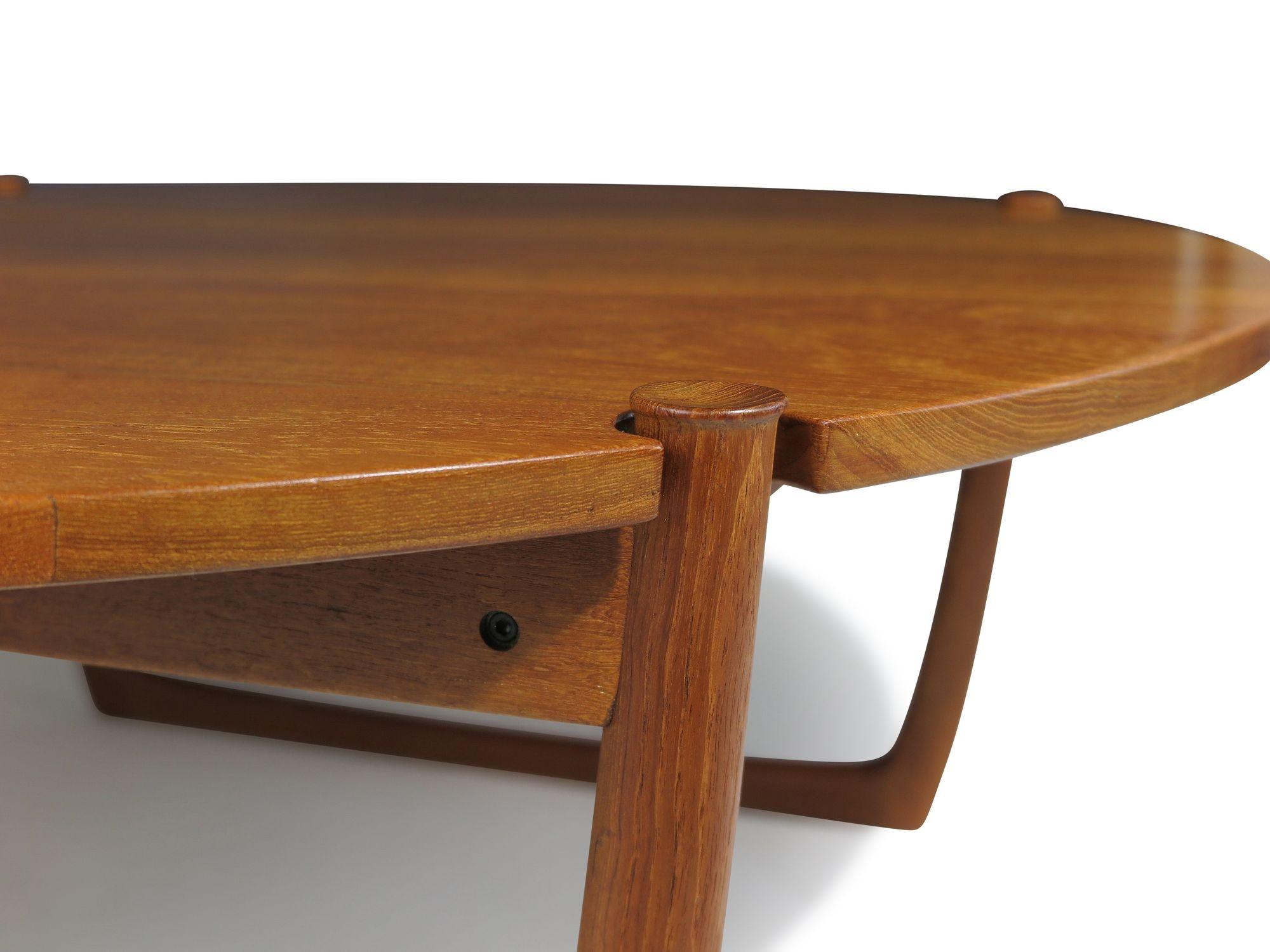 c. 1955 Peter Hvidt para France & Daverkosen Mesa baja redonda de teca maciza en venta 3