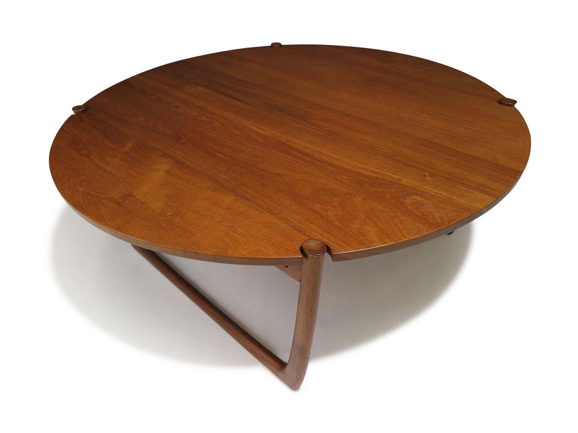 Mesa de centro de teca maciza diseñada por Peter Hvidt y Orla Molgaard Nielsen para France & Daverkosen, 1955, Dinamarca. Hecho a mano con teca maciza sobre una escultural base de trineo. Restaurada profesionalmente en un acabado de aceite