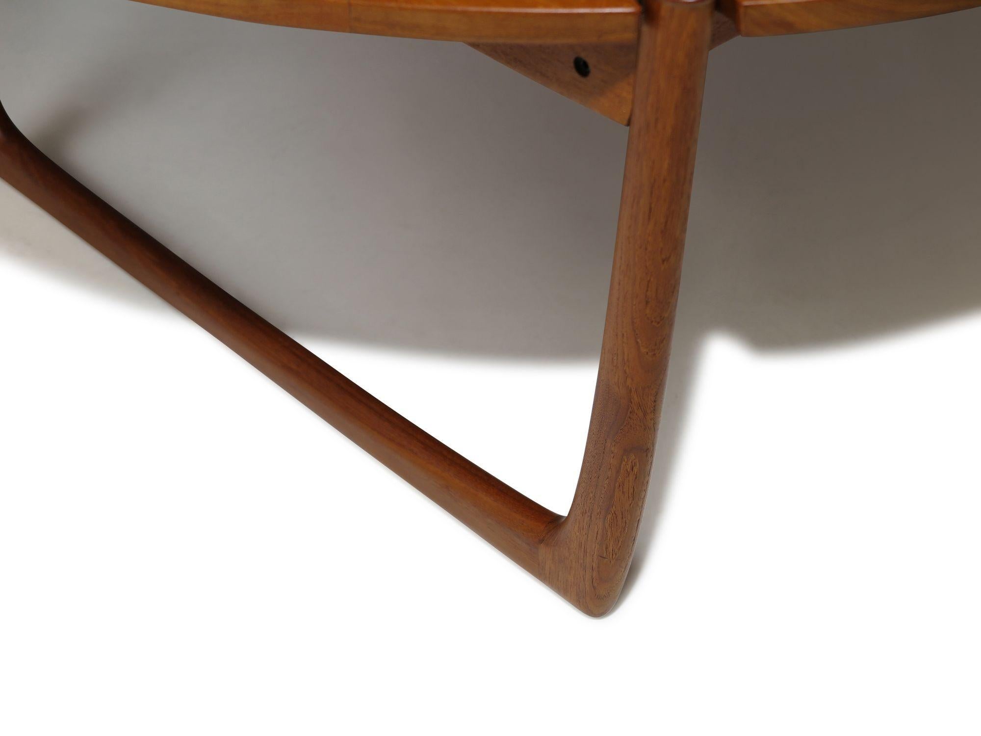 c. 1955 Peter Hvidt para France & Daverkosen Mesa baja redonda de teca maciza Aceitado en venta