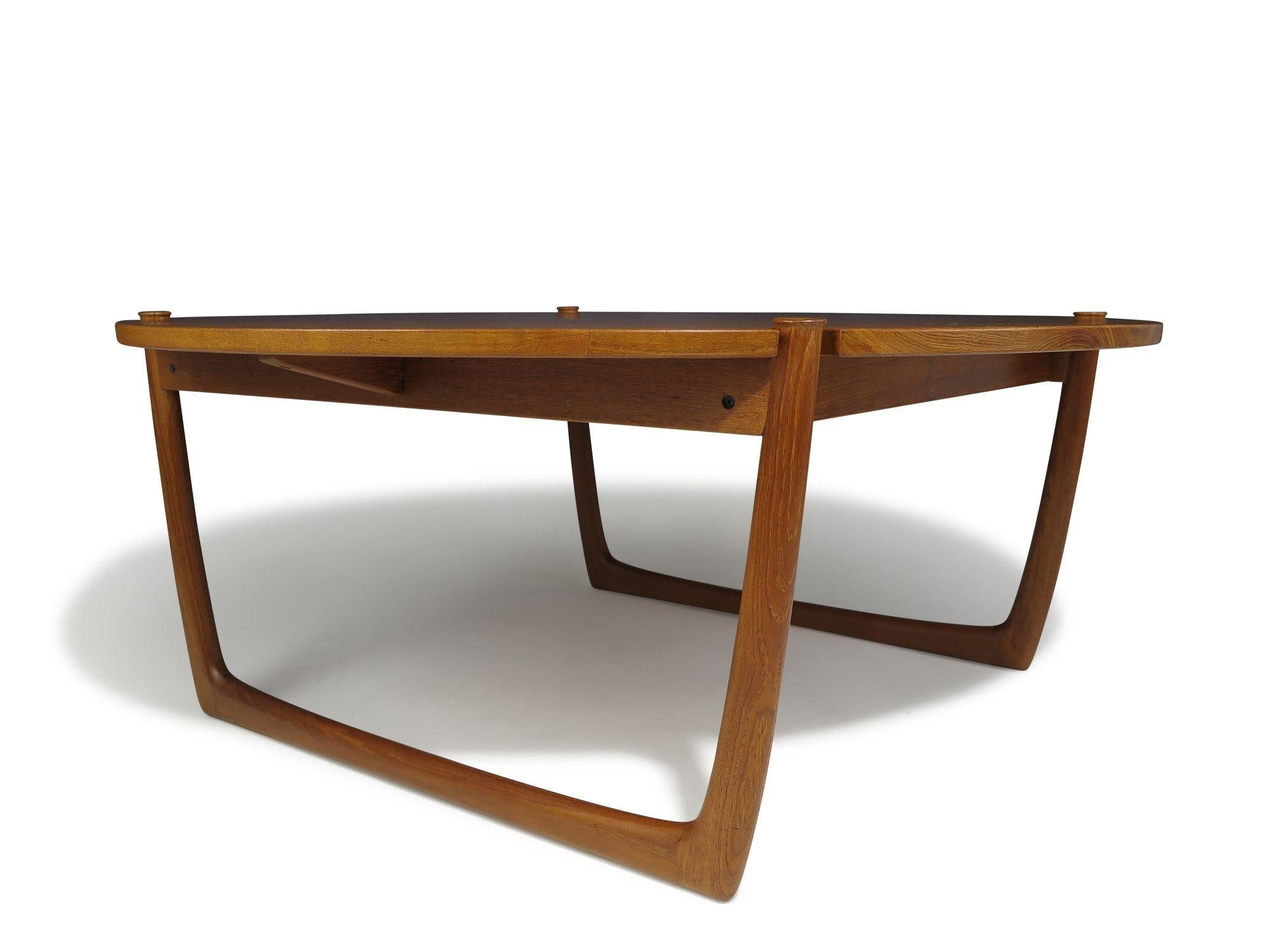 c. 1955 Peter Hvidt para France & Daverkosen Mesa baja redonda de teca maciza en Excelente estado para la venta en Oakland, CA