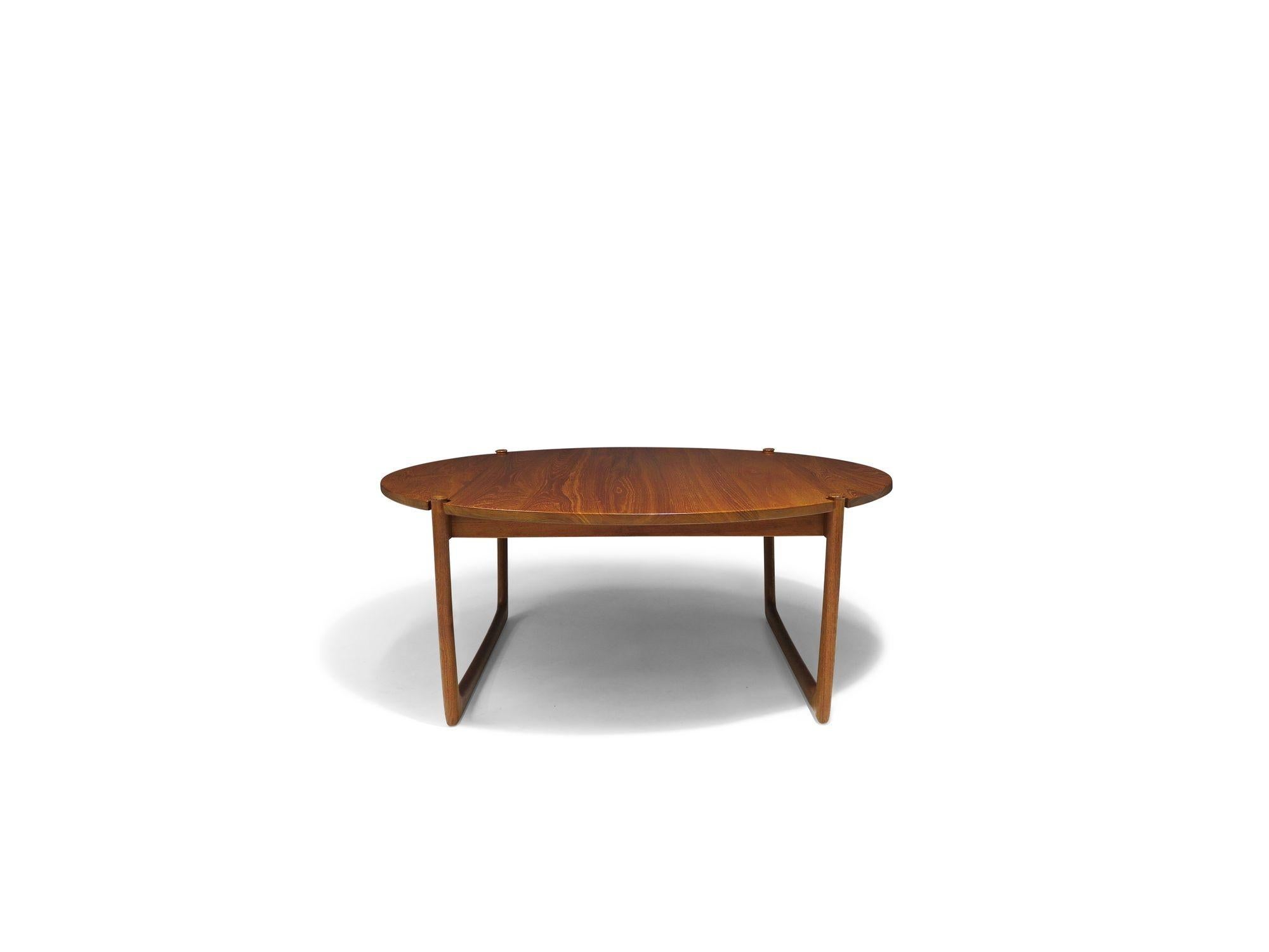 c. 1955 Peter Hvidt para France & Daverkosen Mesa baja redonda de teca maciza siglo XX en venta