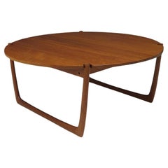 c. 1955 Peter Hvidt para France & Daverkosen Mesa baja redonda de teca maciza