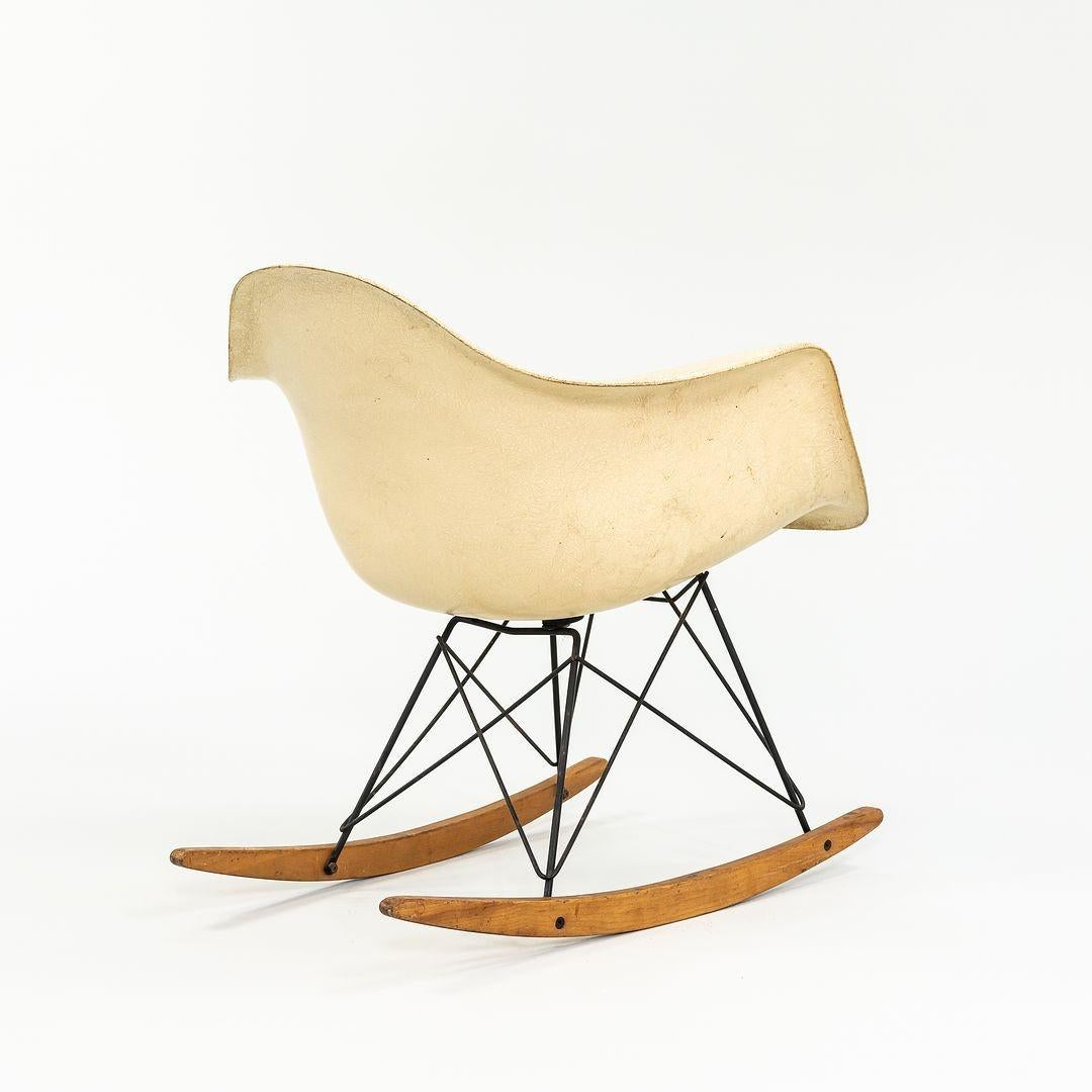 C. 1956 Herman Miller Eames RAR Rocking Arm Chair in Parchment Fiberglass In Good Condition For Sale In Philadelphia, PA