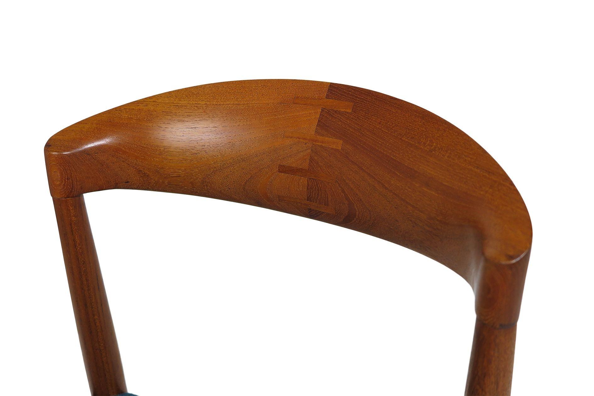 Scandinavo moderno c. 1956 Knud Andersen - Sedie da pranzo danesi in teak con lana verde acqua, set di dieci (10) in vendita