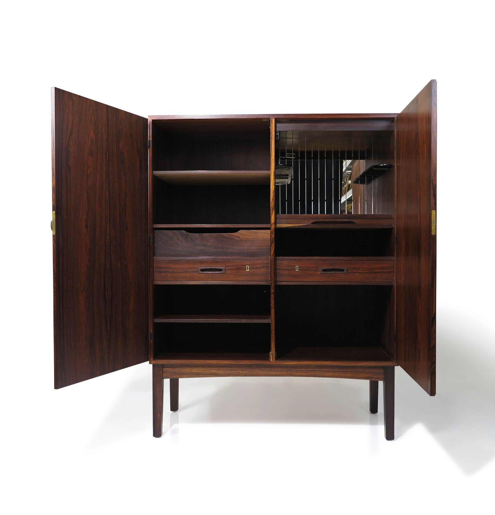 Squisito mobile bar scandinavo in legno di palissandro disegnato da Børge Mogensen e realizzato a mano dai maestri ebanisti P.Lauritsen & Søn, Danimarca, 1956 circa. Questo raro mobile artigianale mostra un'attenzione meticolosa per i dettagli