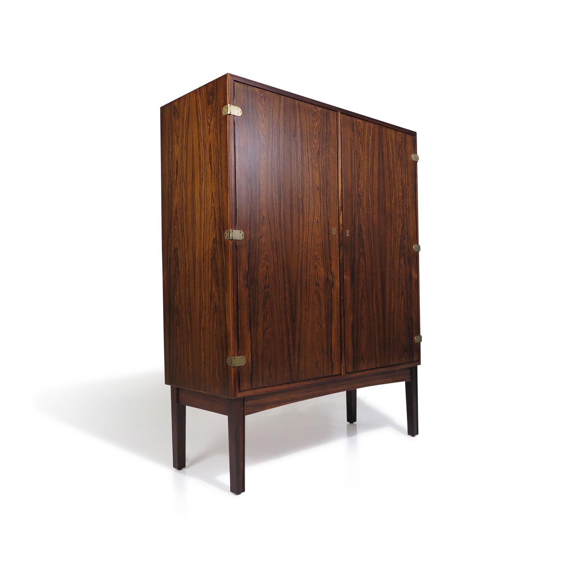 Scandinavo moderno c. 1956 Raro mobile bar in palissandro brasiliano realizzato a mano da Borg Mogensen in vendita