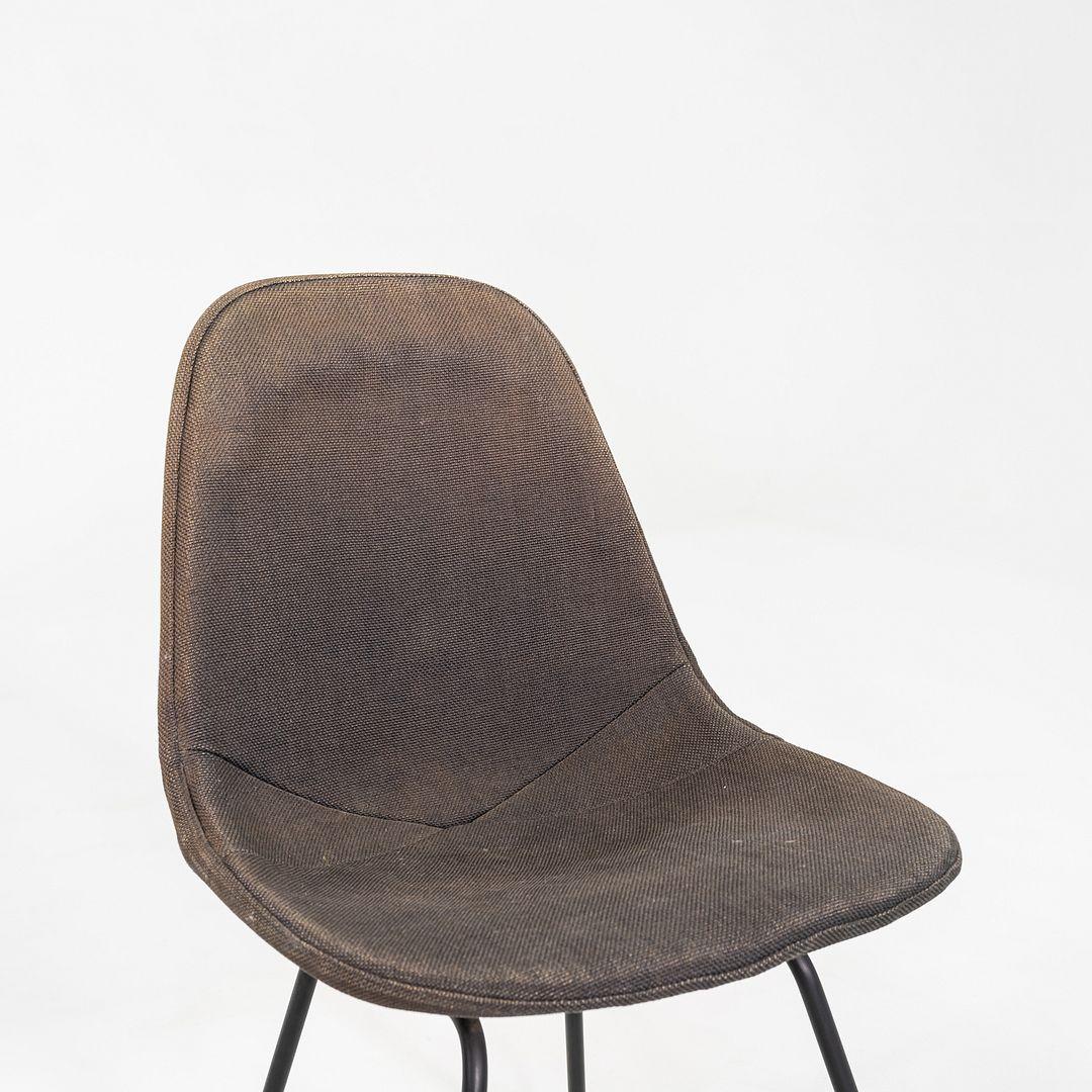 C. 1957 Ensemble de quatre chaises de salle à manger DKX-1 de Herman Miller en fil de fer et tissu en vente 3