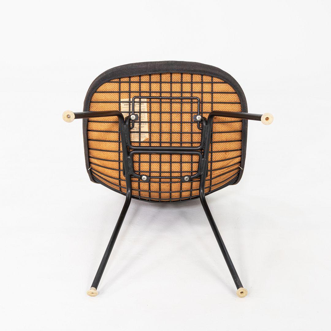 C. 1957 Ensemble de quatre chaises de salle à manger DKX-1 de Herman Miller en fil de fer et tissu en vente 4