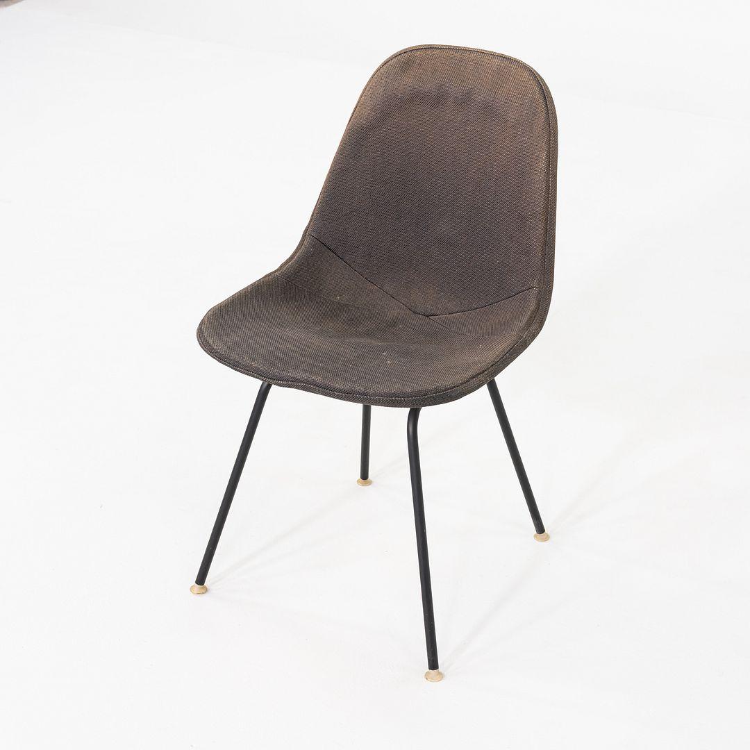 Il s'agit d'un ensemble de quatre chaises de salle à manger DKX-1, conçues à l'origine par Ray et Charles Eames en 1951. Ces exemples particuliers ont été produits par Herman Miller aux États-Unis C.C. 1957. Les chaises présentent les premières