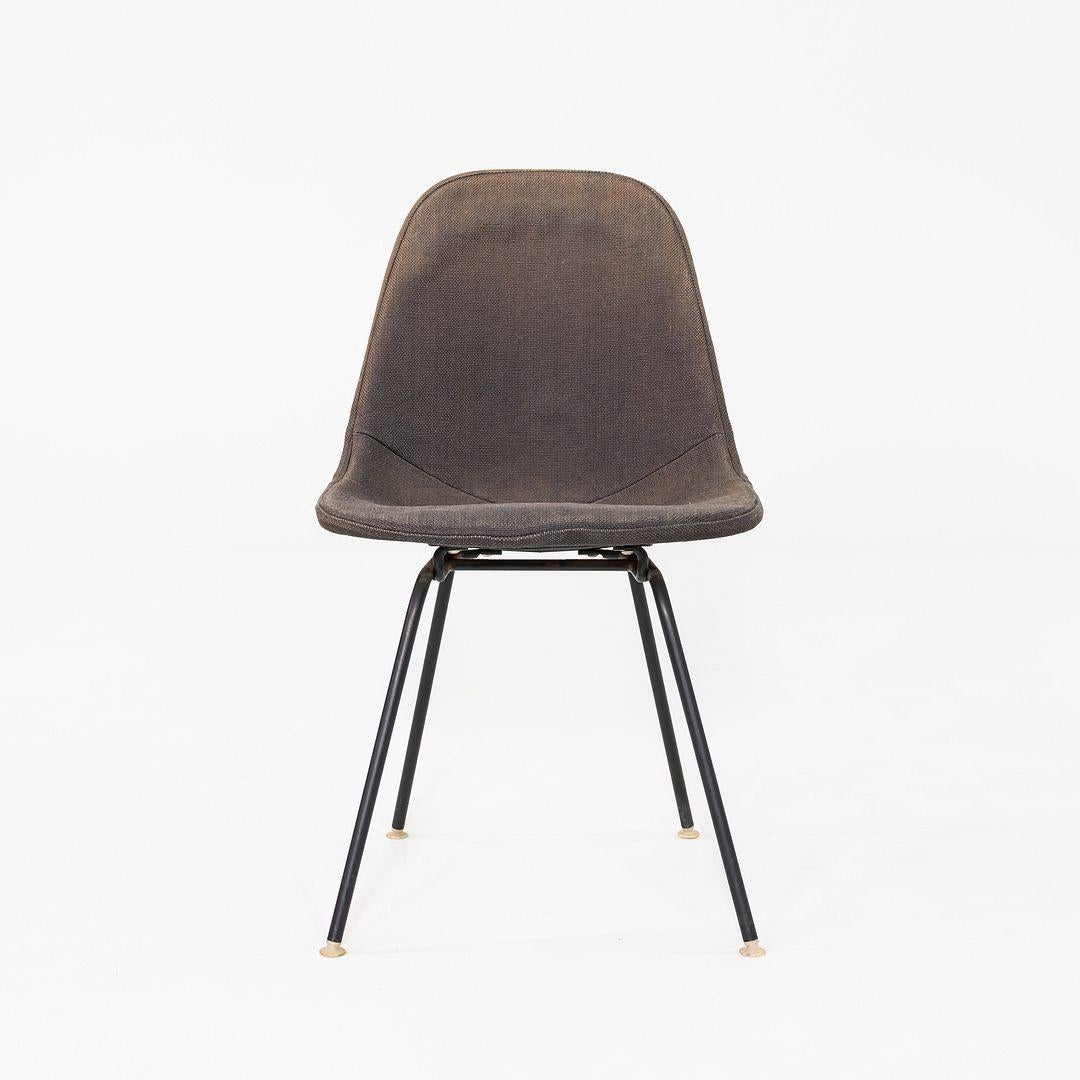 Moderne C. 1957 Ensemble de quatre chaises de salle à manger DKX-1 de Herman Miller en fil de fer et tissu en vente