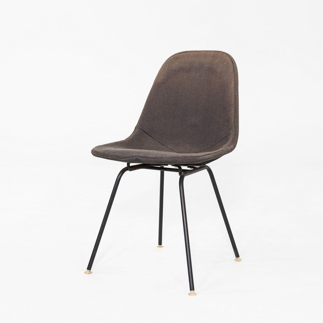 Américain C. 1957 Ensemble de quatre chaises de salle à manger DKX-1 de Herman Miller en fil de fer et tissu en vente