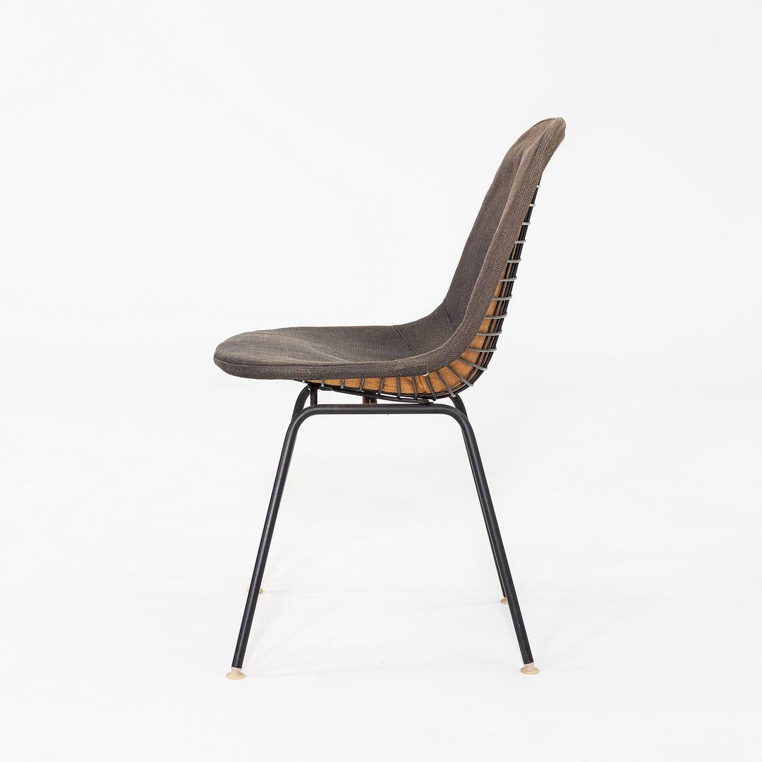 C. 1957 Ensemble de quatre chaises de salle à manger DKX-1 de Herman Miller en fil de fer et tissu Bon état - En vente à Philadelphia, PA