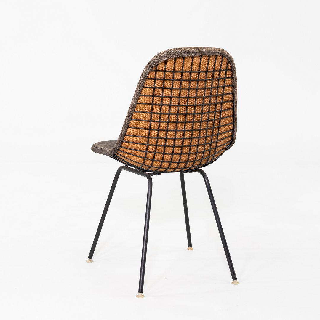 Milieu du XXe siècle C. 1957 Ensemble de quatre chaises de salle à manger DKX-1 de Herman Miller en fil de fer et tissu en vente