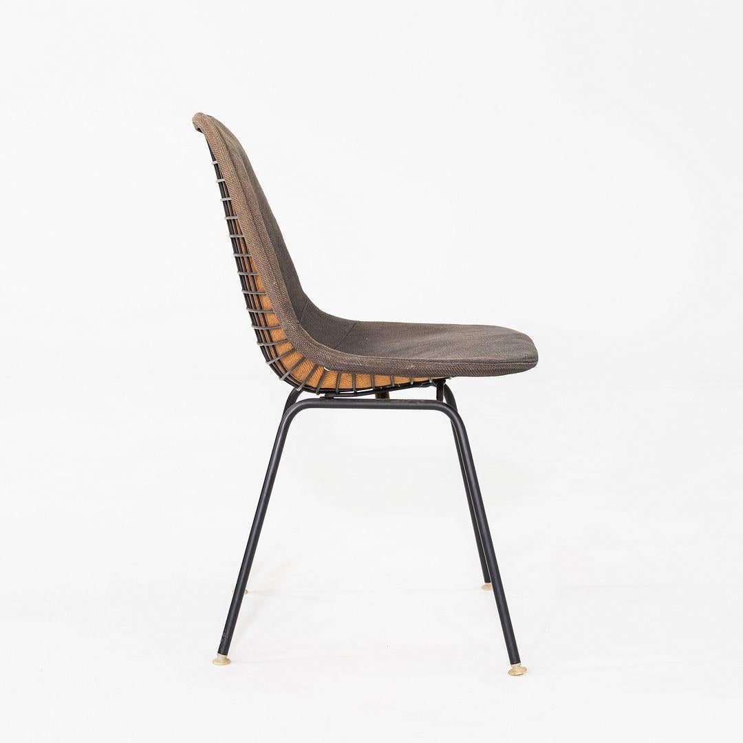 C. 1957 Ensemble de quatre chaises de salle à manger DKX-1 de Herman Miller en fil de fer et tissu en vente 1